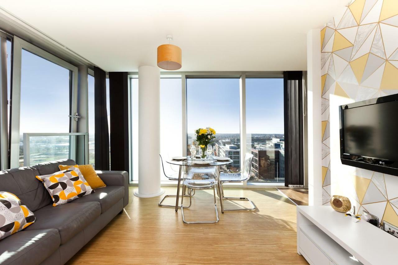 Apartment Smart Stay: 2-bed With Parking