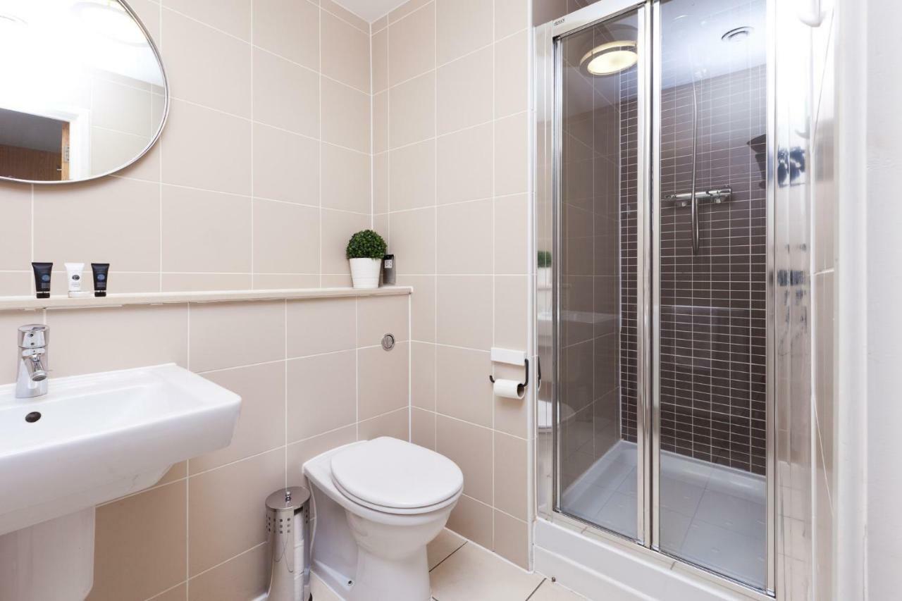 Apartment Smart Stay: 2-bed With Parking